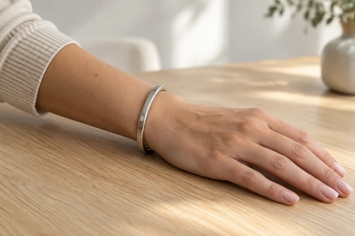 Bracelet jonc : le mesurer, le porter, le garder au poignet